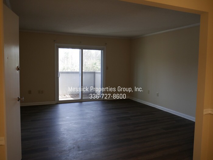 Foto del edificio - British Woods! Main Level Overlooking Field!