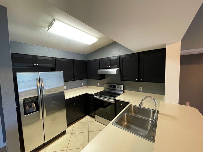 Foto del edificio - ANNUAL RENTAL - KEY ROYAL- THIRD FLOOR 3 B...
