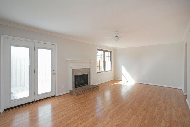 Building Photo - Beautiful 3 Bed Brentwood Townhome!