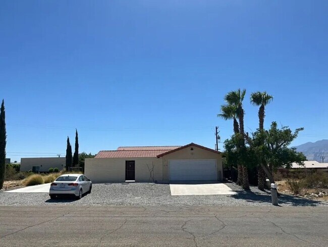 Foto del edificio - 2 Bedroom Single Family Home in Desert Hot...