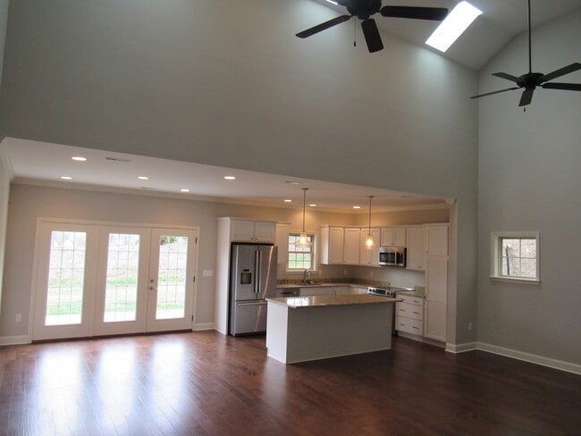 Photo - Beautiful 4-Bed, 3-Bath Bungalow in Highly Desirable Farragut! House