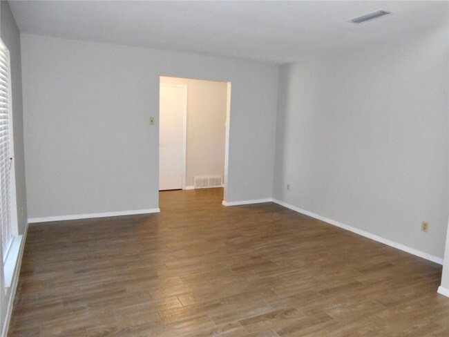 Building Photo - 1413 Fernwood Dr