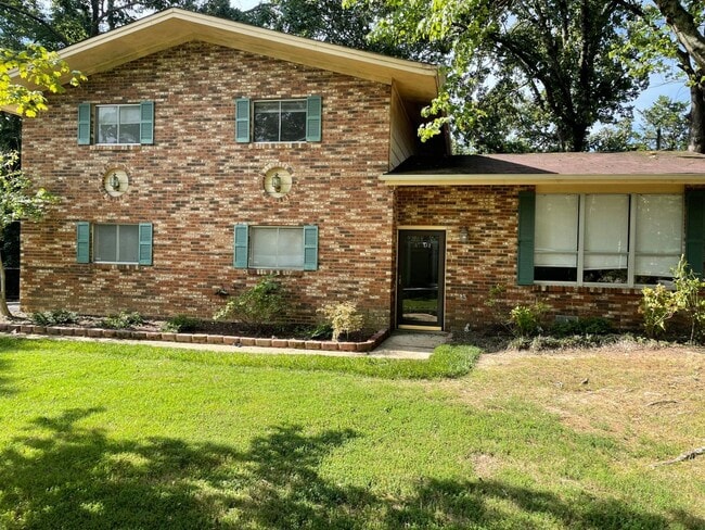 Building Photo - Three Bedroom, Large Lot, Pet Friendly,Hixson! ***Monthly rent $1900.00!***