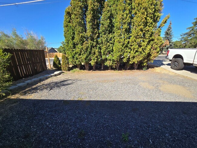 Foto del edificio - READY NOW. Huge backyard, lovely two bedro...