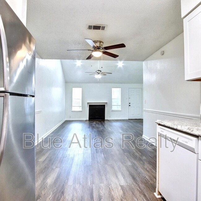 Building Photo - 916 Hilltop Dr