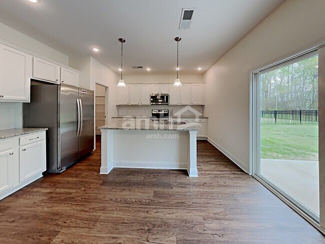 Foto del edificio - 82 Gregory Dr