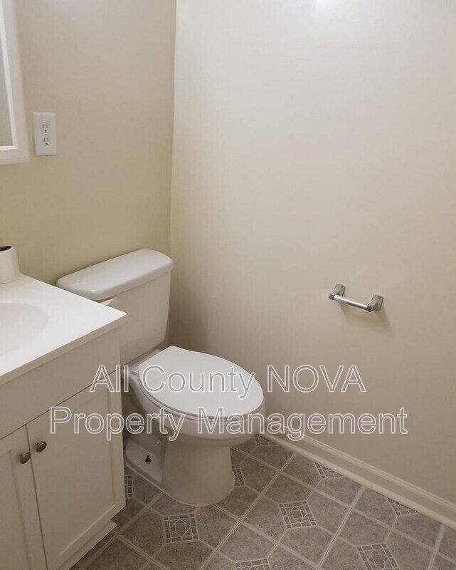 Building Photo - 110 Manor Ln