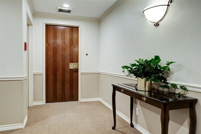 Foto del edificio - 651 Bering Dr