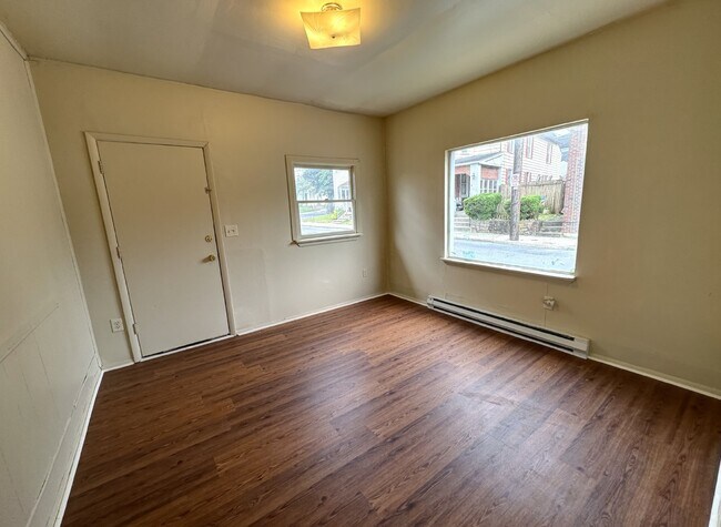 Building Photo - AVAILABLE NOW! 3BR 1.5 BTH