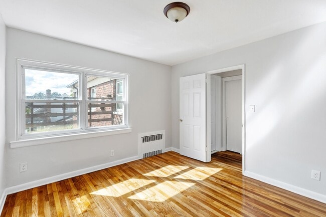 Building Photo - Larchmont Manor