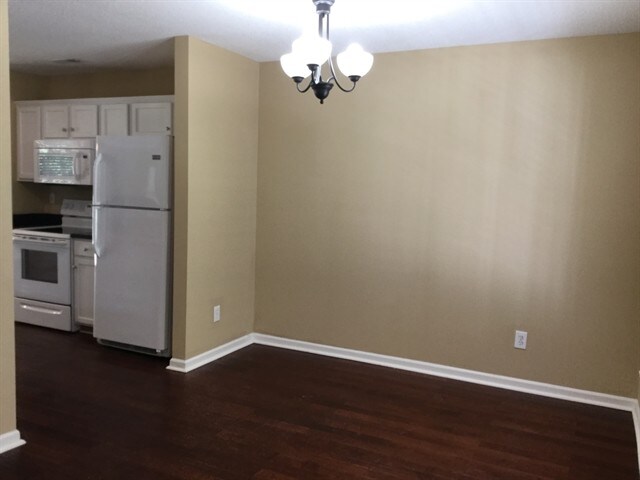 Building Photo - 8100 Chatham Oaks Dr