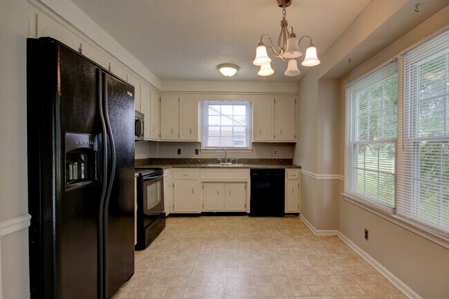 Foto del edificio - Charming Home With Spacious Living Room and Eat In Kitchen