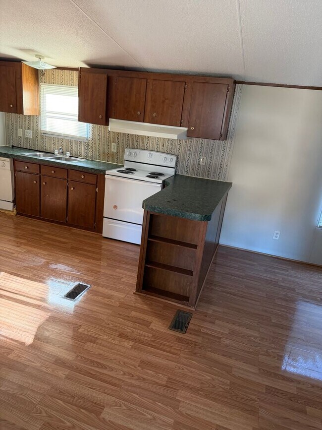 Foto del edificio - 3 bed 2 bath includes garden tub, patio, fireplace.