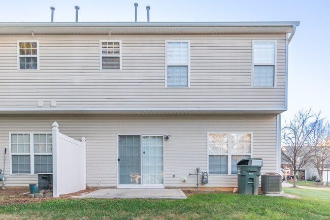 Building Photo - Charming end unit townhome in Matthews!