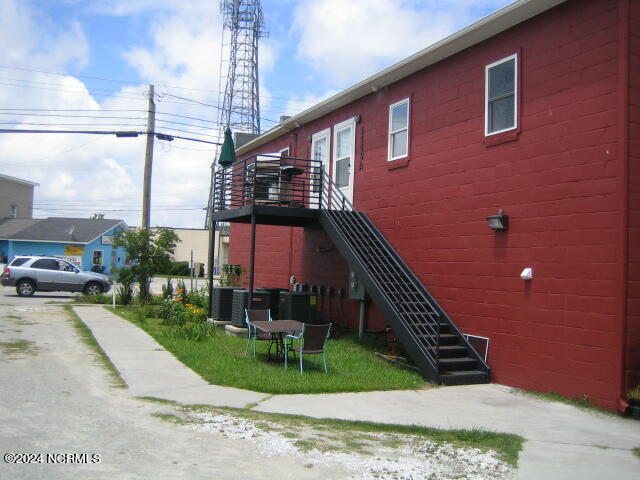 Building Photo - 1121 Queen St