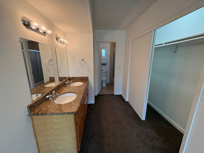 Foto del edificio - Cozy & Spacious Lemoore Home Rent Ready!