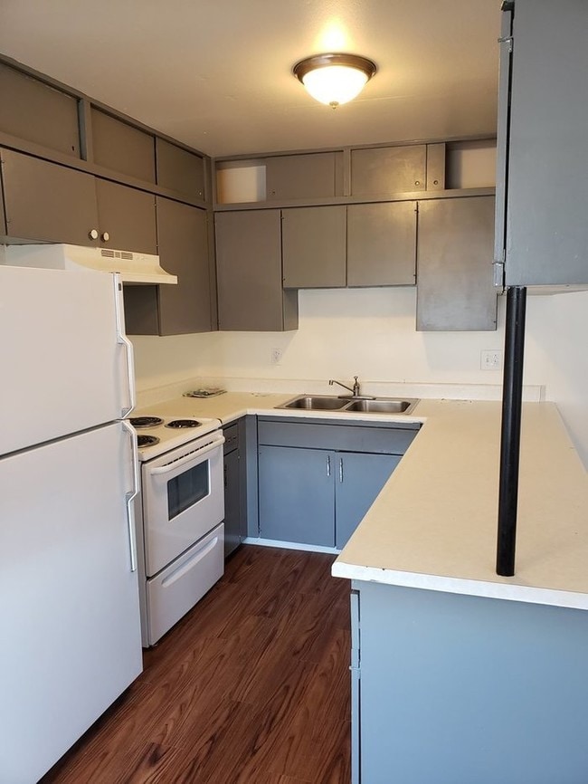 Building Photo - SPACIOUS 1 BEDROOM IN UPDATED PROPERTY!