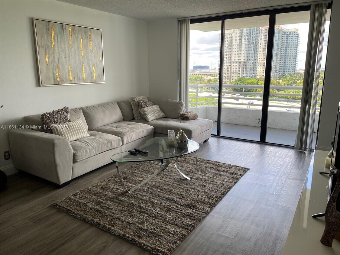 Foto principal - 3300 NE 192 St
