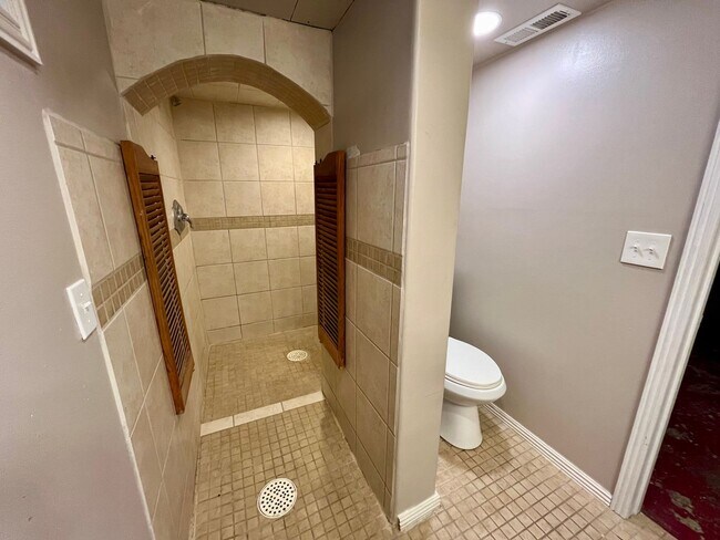 Foto del edificio - Large 4-bedroom, 3-bathroom pet friendly h...