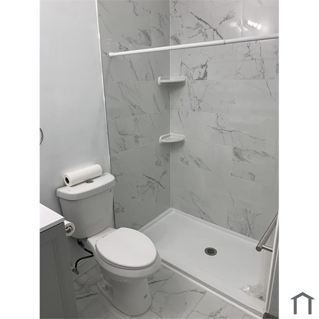 Building Photo - 820 N Lakewood Ave