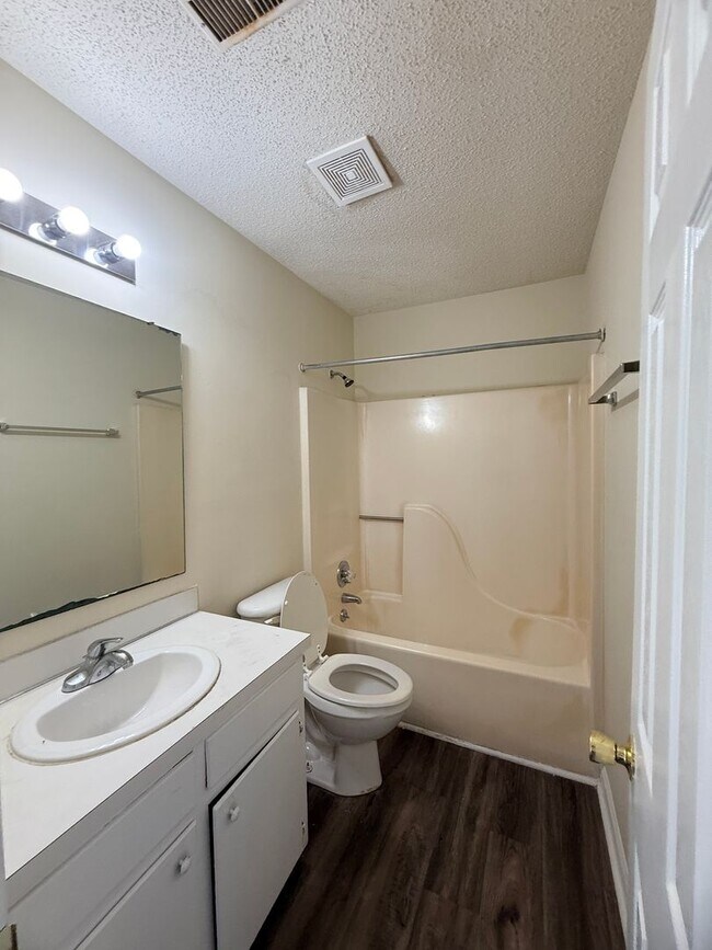 Foto del edificio - Coming Soon in Greenville – 2BR Apartment with Brand-New Flooring