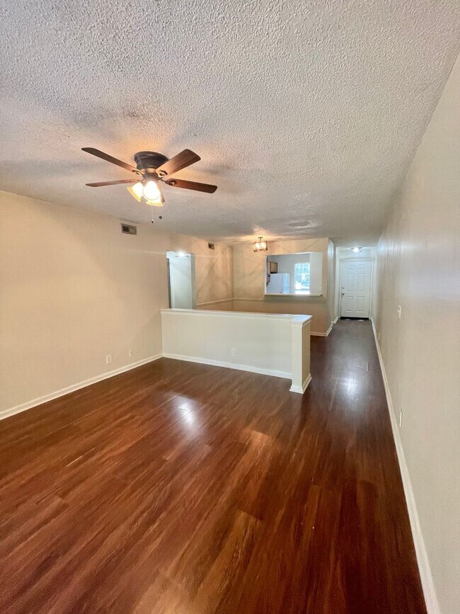 Foto del edificio - 104 Shoals Dr