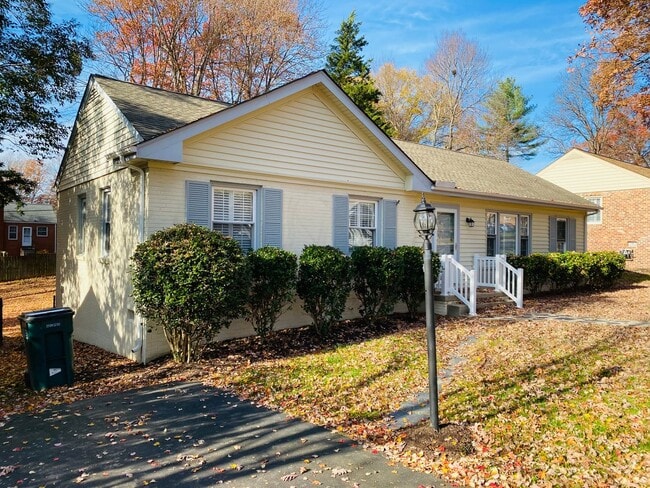 Building Photo - Beautifully Updated 3bdrm/2bth Ranch Style...