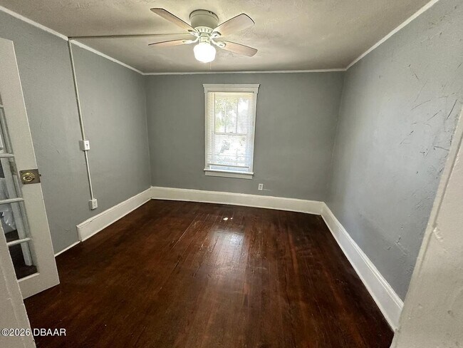 Building Photo - 827 N Oleander Ave