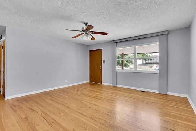 Foto del edificio - $2,050.00, 3-bed, 2 bath, located in Color...