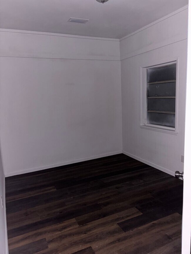 Building Photo - Newly renovated 3 bed 2 bath home in priva...