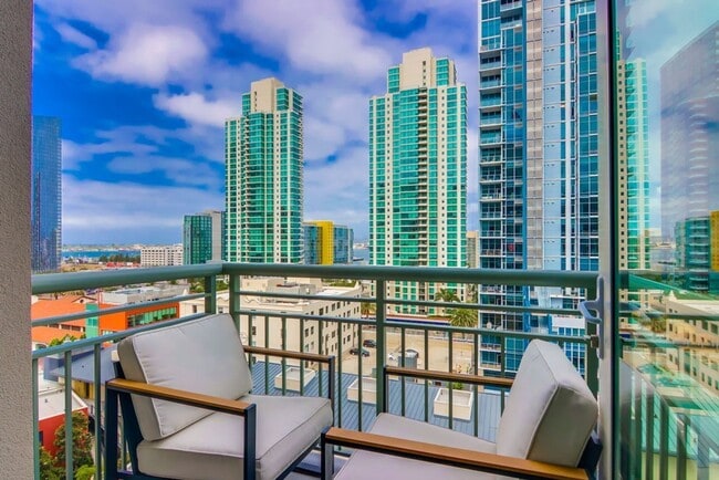 Building Photo - Luxury  Unit in Little Italy