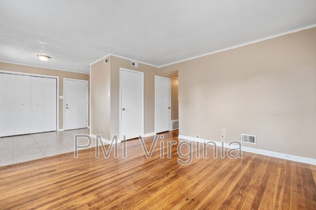 Building Photo - 1805 Meadow Lake Dr
