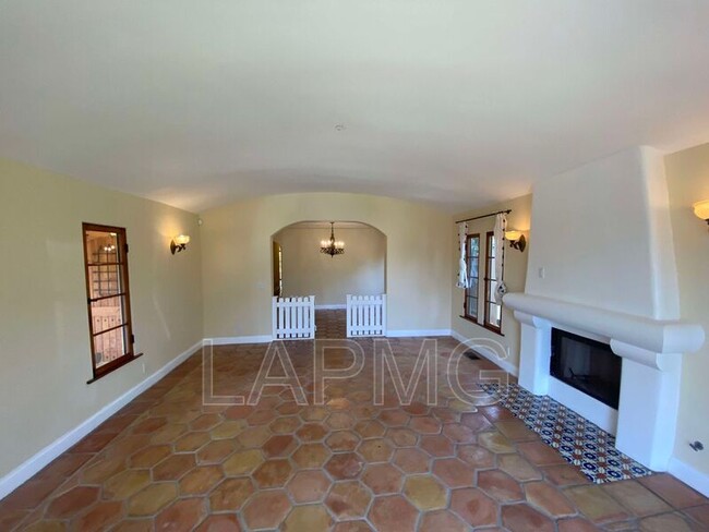 Building Photo - 2133 Patricia Ave