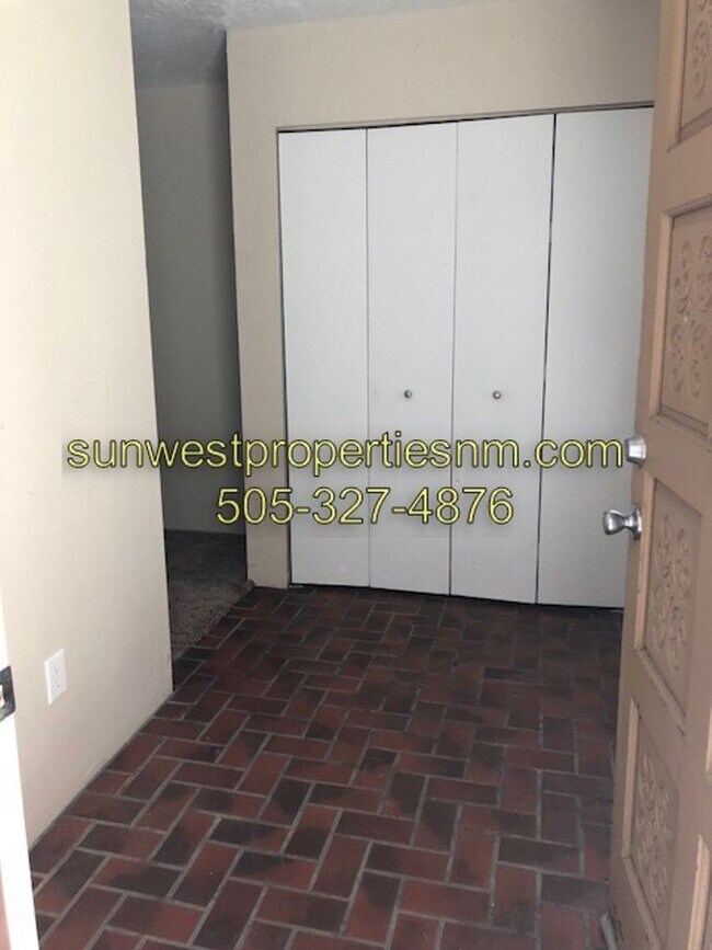 Building Photo - 2 Bedroom, 1.5 Bathroom with Garage