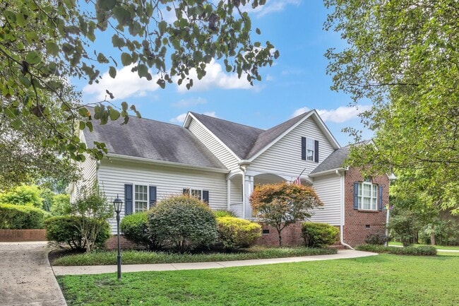 Building Photo - Ranch Floorplan with Upstairs Bonus Room o...