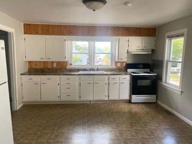 Building Photo - Available August!  4/5BR, 2BA Campus and B...
