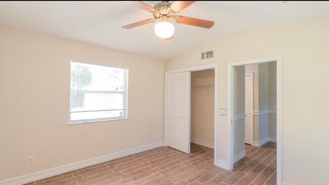 Building Photo - 422 NE Armory Cir