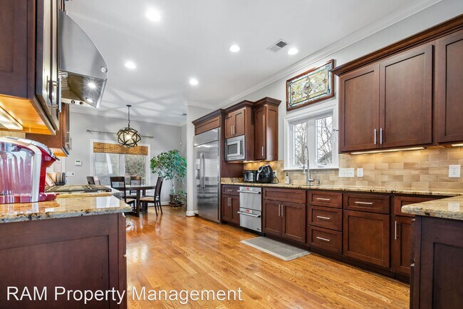 Building Photo - 4 br, 3.5 bath House - 305 32nd Avenue South