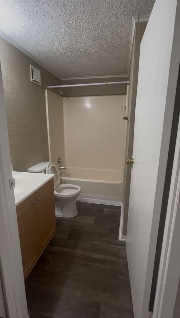 Building Photo - Limited Offer: 1 Month Rent-FREE!!