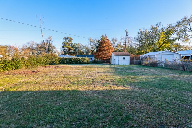 Building Photo - 3 Bedroom 1 bath Ranch with large fenced y...