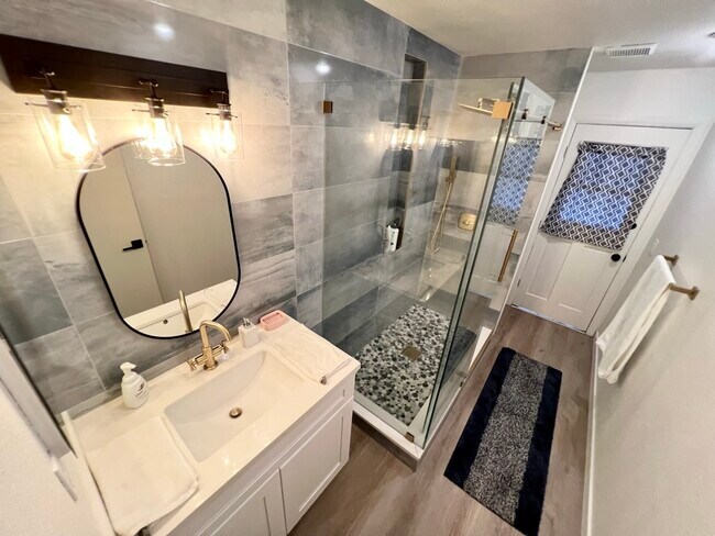 Foto del edificio - 1429 Cranmer Dr