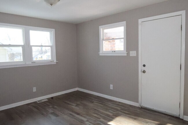 Building Photo - 5460 Hamilton Ave
