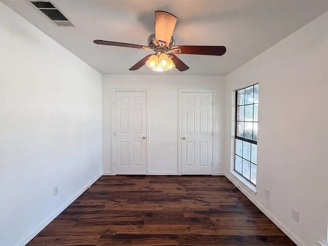 Foto del edificio - 1613 Mullins Dr