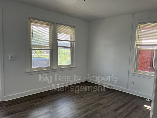 Building Photo - 119 E Scull St