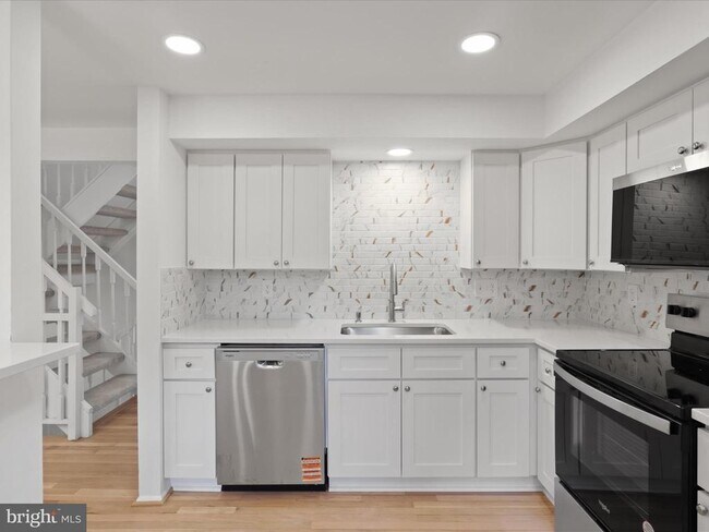 Building Photo - 5301 Avalon Pl