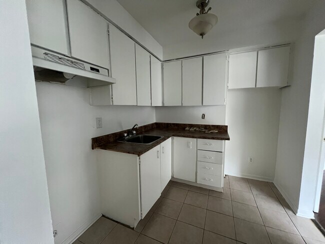 Photo du bâtiment - 1 Bedroom 1 Bath Lower Level Apartment available in Mississauga