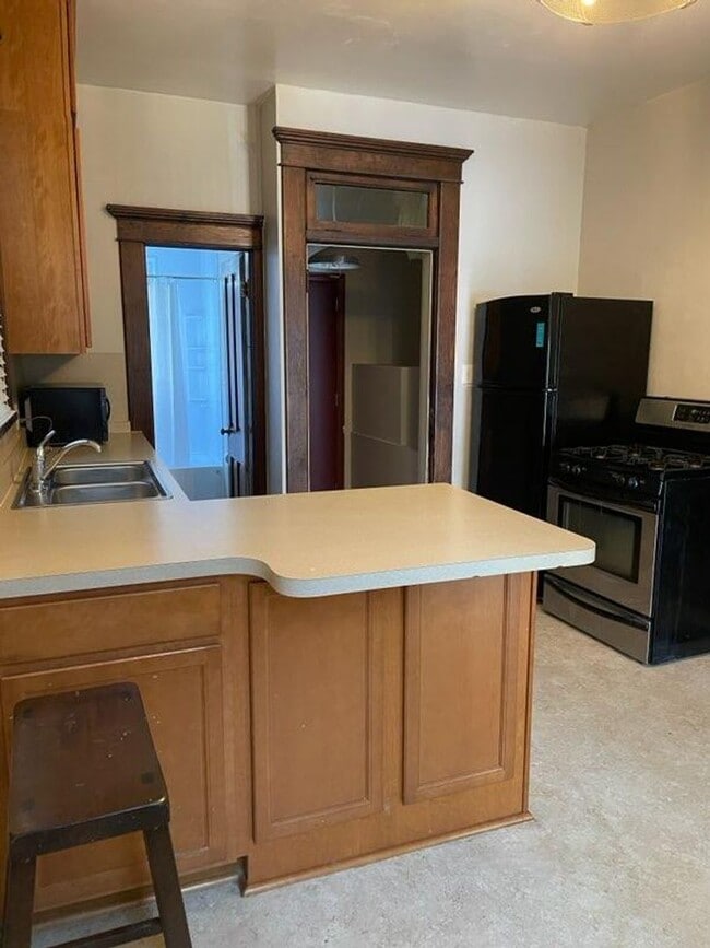Building Photo - Single Family home, 2 bedrooms, 2 bathrooms, central air..