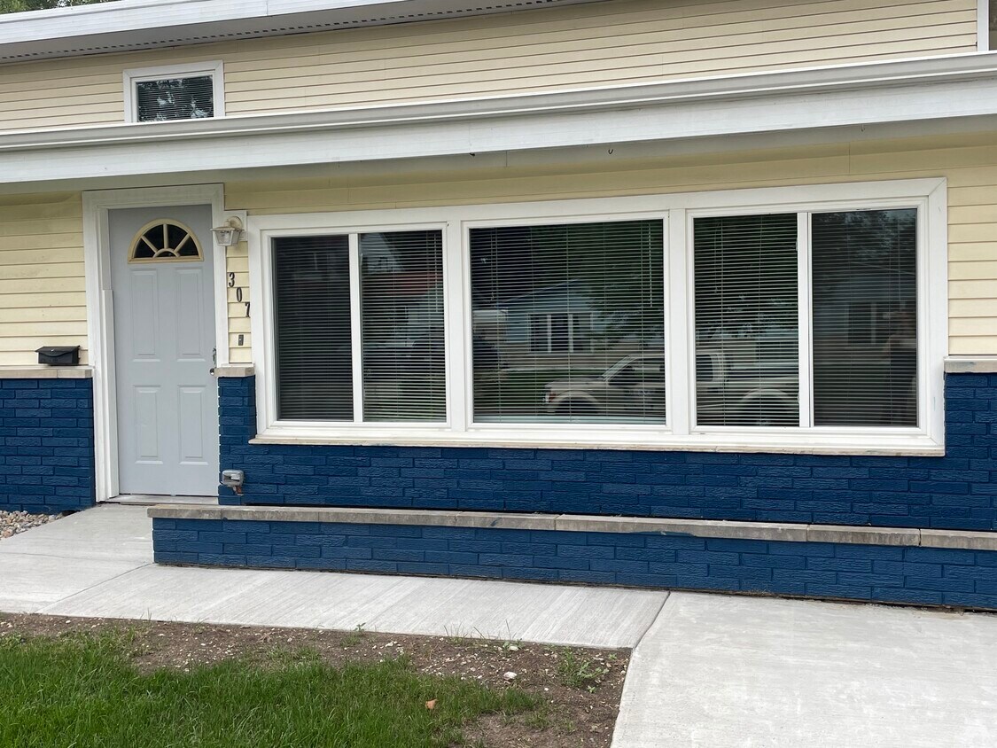 Primary Photo - 307 Cardinal Cres