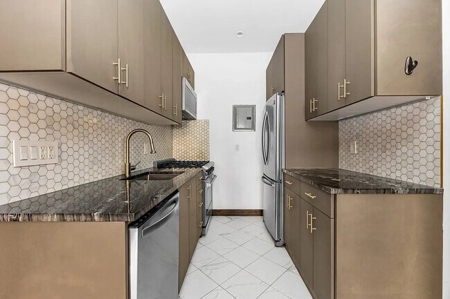 Building Photo - 121 E 37th St