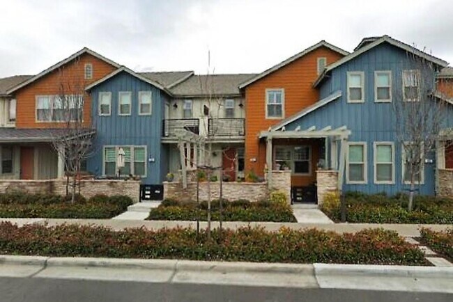 Building Photo - 534 Sandalwood Dr